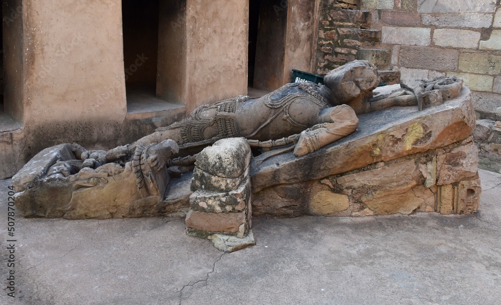 Obraz premium Indian Architecture of 5th Century. Stone statue of Indian inside the Neelkanth temple in Kalinjar Fort, Uttar Pradesh, India.