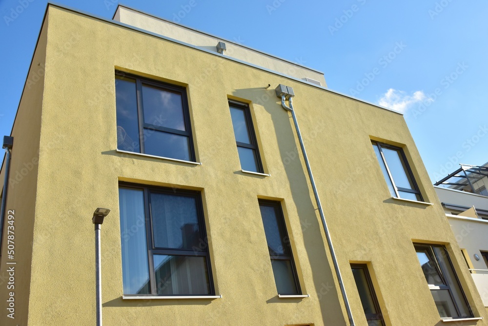 Fassade eines neu gebauten modernen Mehrfamilienwohnblocks