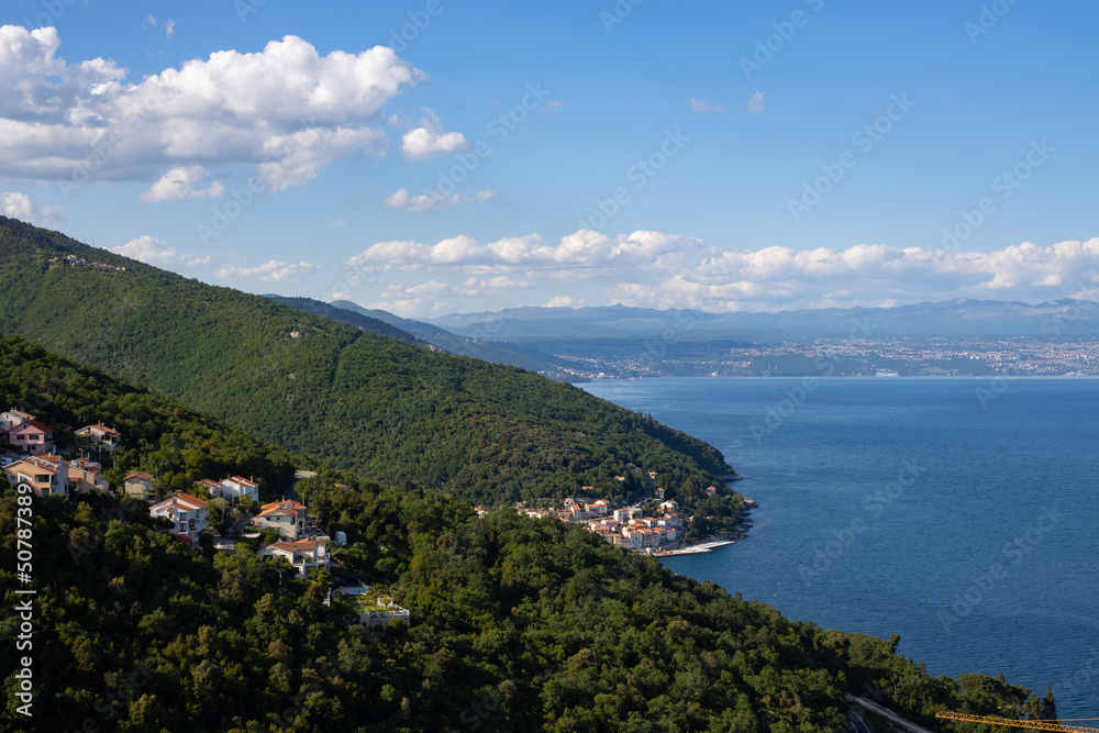 Ausblick von Mošcenicka - malerisches Bergdorf in Istrien - Kroatien Ausblick von Mošcenicka - malerisches Bergdorf in Istrien - Kroatien