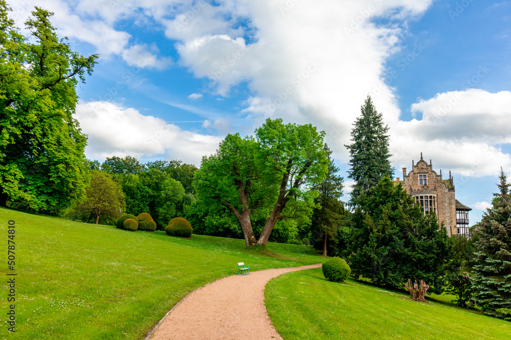 Fototapeta premium Sommerspaziergang im schönen Park in Altenstein bei Bad Liebenstein - Thüringen - Deutschland