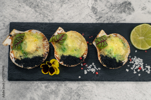 Delicacy roasted scallops w...