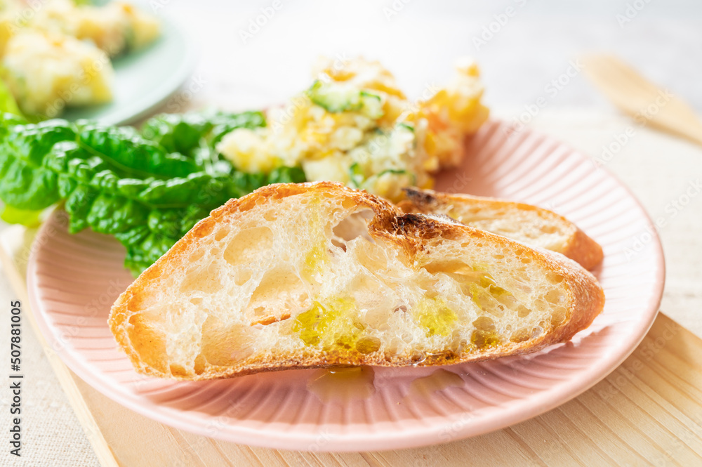 スライスしたバゲットとポテトサラダ スライスしたバゲットとポテトサラダ