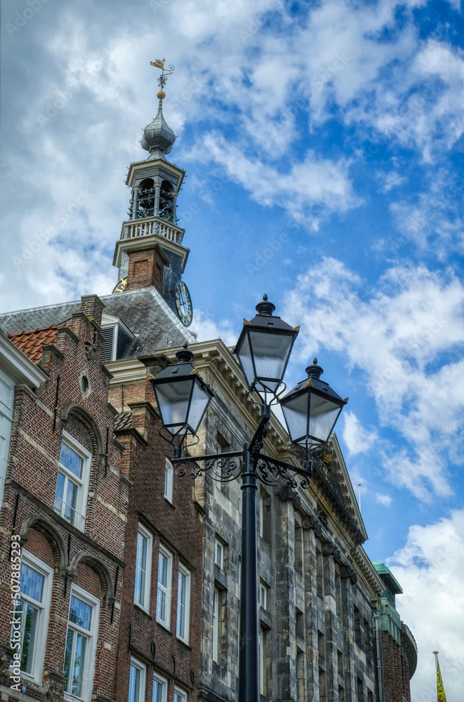 Obraz premium Historisches Rathaus und Laterne am Markt von s’Hertogenbosch