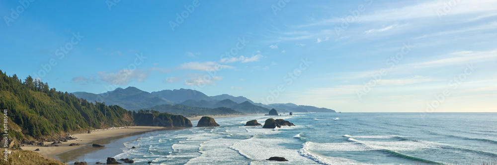 Panorama of the ocean coastline near Cannon Beach in Oregon. - obrazy, fototapety, plakaty 