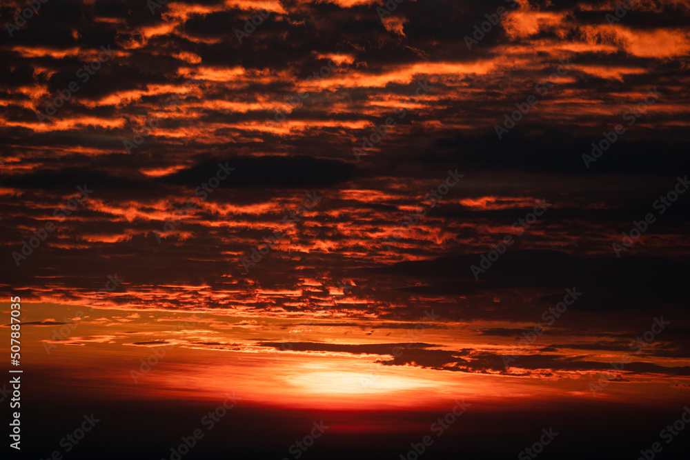 Obraz premium Beautiful and scenic view of sunrise and sunset with orange and red cloud during dusk and dawn with no people