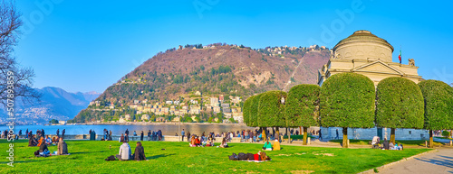 Obraz na płótnie Panorama with Tempio Voltiano, its garden and Lake Como, Como, Lombardy, Italy w salonie