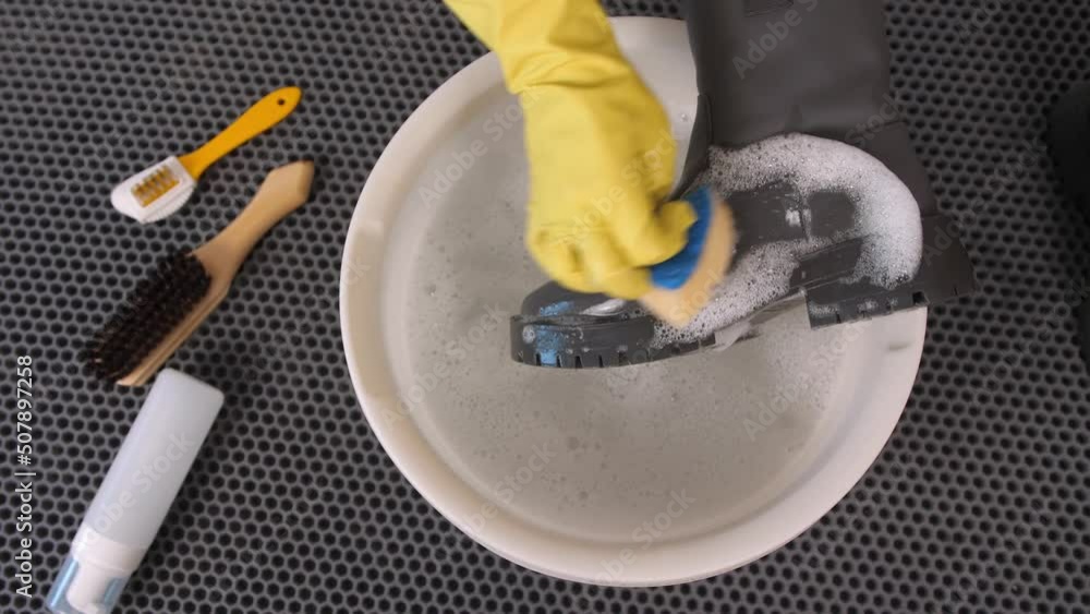 Vidéo Stock the process of washing shoes with foam using a sponge with