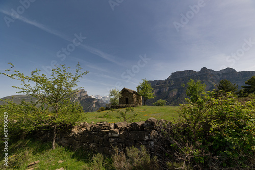 Saw, viewpoint to the Añisclo Canyon and Monte Perdido