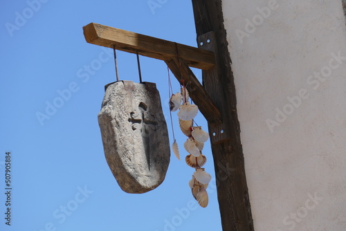 Símbolo en piedra del Camino de Santiago. Conchas colgando.