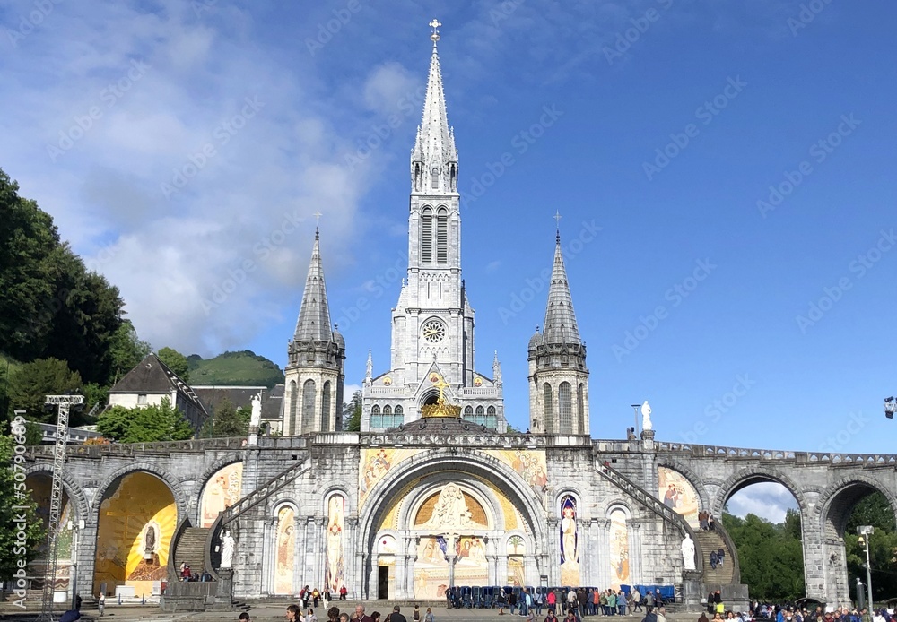 Basilique, église et sanctuaire de lourdes en France, ville de pèlerinage