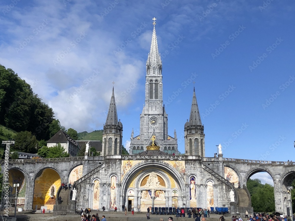 Basilique, église et sanctuaire de lourdes en France, ville de pèlerinage Basilique, église et sanctuaire de lourdes en France, ville de pèlerinage