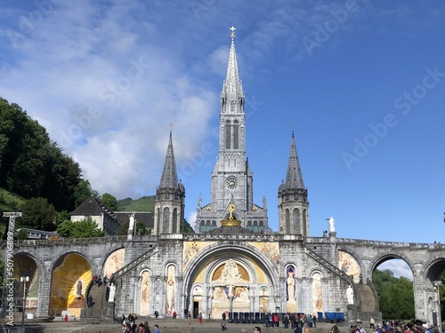 Basilique, église et sanctuaire de lourdes en France, ville de pèlerinage