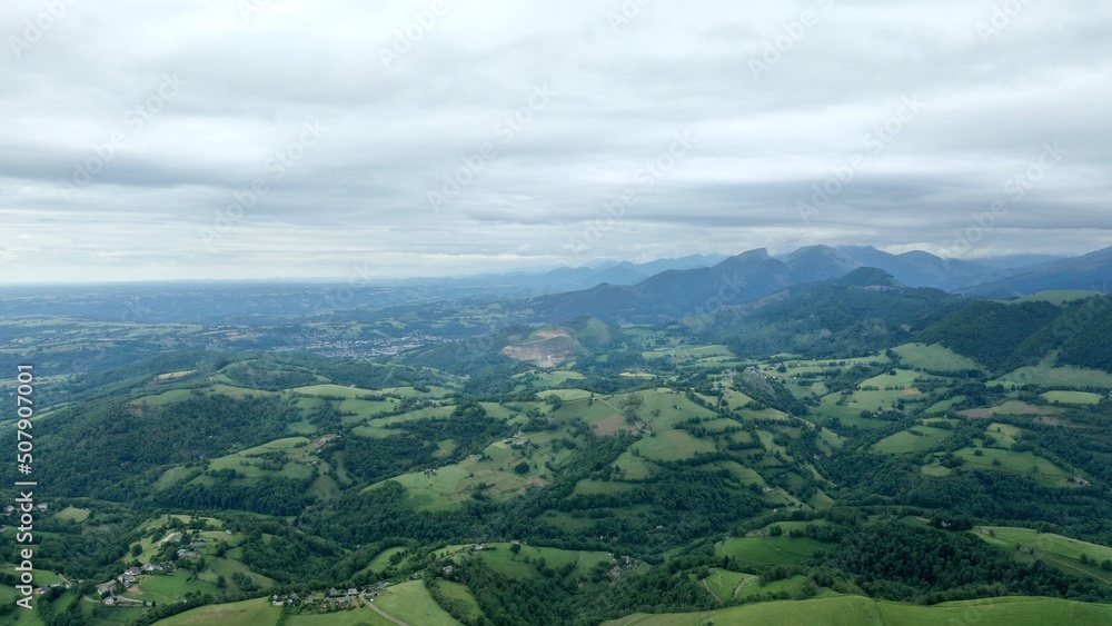 Obraz premium survol des vallées des Pyrénées dans le département des Hautes-Pyrénées près de Bagnères de Bigorre 