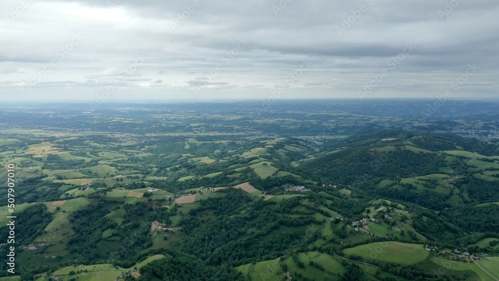 survol des vallées des Pyrénées dans le département des Hautes-Pyrénées près de Bagnères de Bigorre	