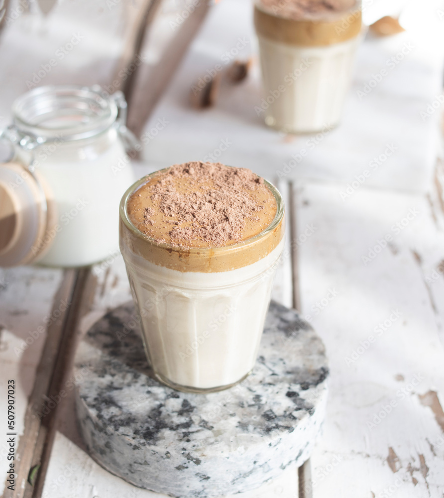 café dalgona, receta popular bebida coreana latte con espuma de café instantáneo, formato para redes sociales. Concepto de alimentos hechos en casa. café dalgona, receta popular bebida coreana latte con espuma de café instantáneo, formato para redes sociales. Concepto de alimentos hechos en casa.