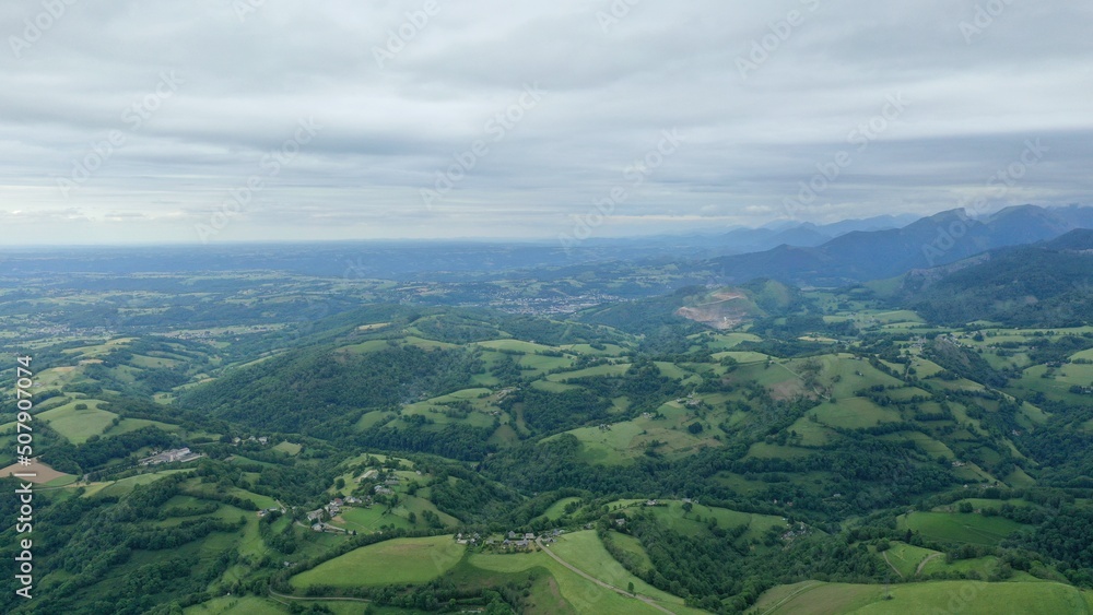 Obraz premium survol des vallées des Pyrénées dans le département des Hautes-Pyrénées près de Bagnères de Bigorre 
