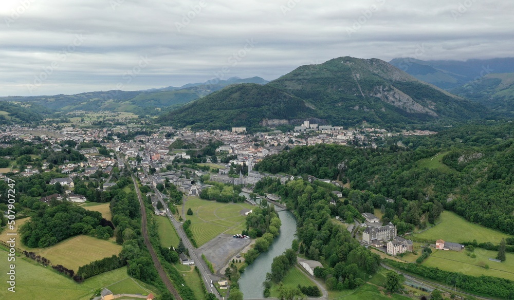 Fototapeta premium survol de la ville de Lourdes dans le piémont des Hautes-Pyrénées