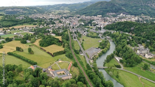 Photo survol de la ville de Lourdes dans le piémont des Hautes-Pyrénées