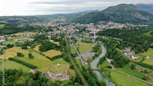 survol de la ville de Lourdes dans le pi  mont des Hautes-Pyr  n  es