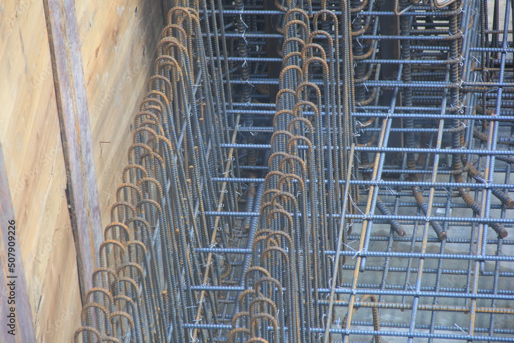 Fototapeta premium 建設途中の鉄筋コンクリート建物(床の配筋)