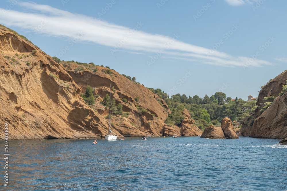 Paysage en bord de mer avec les falaises bordant les calanques entre Marseille et Cassis dans le Sud de la France, lieu privilégié de vacances et de voyage