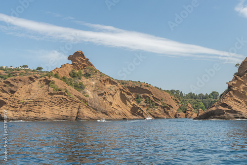 Wallpaper Mural Paysage en bord de mer avec les falaises bordant les calanques entre Marseille et Cassis dans le Sud de la France, lieu privilégié de vacances et de voyage Torontodigital.ca