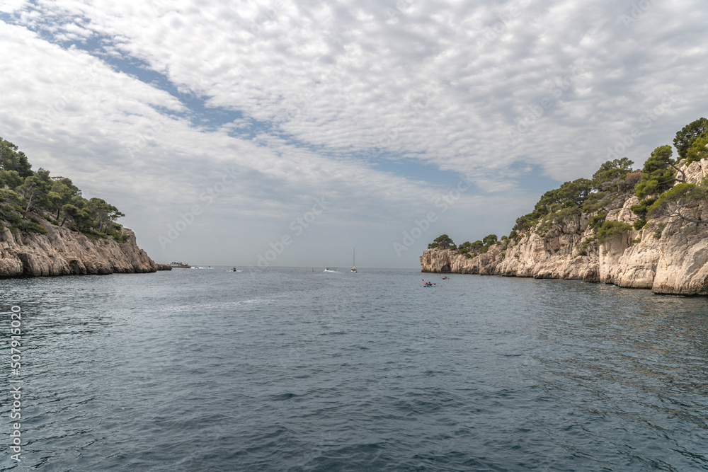Paysage en bord de mer avec les falaises bordant les calanques entre Marseille et Cassis dans le Sud de la France, lieu privilégié de vacances et de voyage Paysage en bord de mer avec les falaises bordant les calanques entre Marseille et Cassis dans le Sud de la France, lieu privilégié de vacances et de voyage
