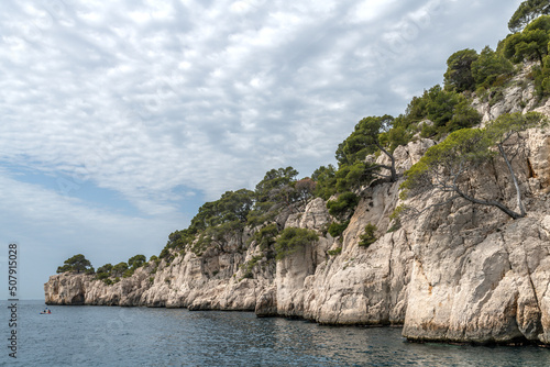 Paysage en bord de mer avec les falaises bordant les calanques entre Marseille et Cassis dans le Sud de la France, lieu privilégié de vacances et de voyage