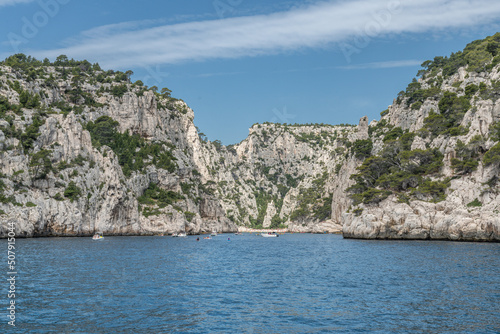 Paysage en bord de mer avec les falaises bordant les calanques entre Marseille et Cassis dans le Sud de la France, lieu privilégié de vacances et de voyage