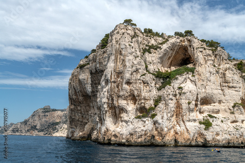 Paysage en bord de mer avec les falaises bordant les calanques entre Marseille et Cassis dans le Sud de la France, lieu privilégié de vacances et de voyage © Bernard