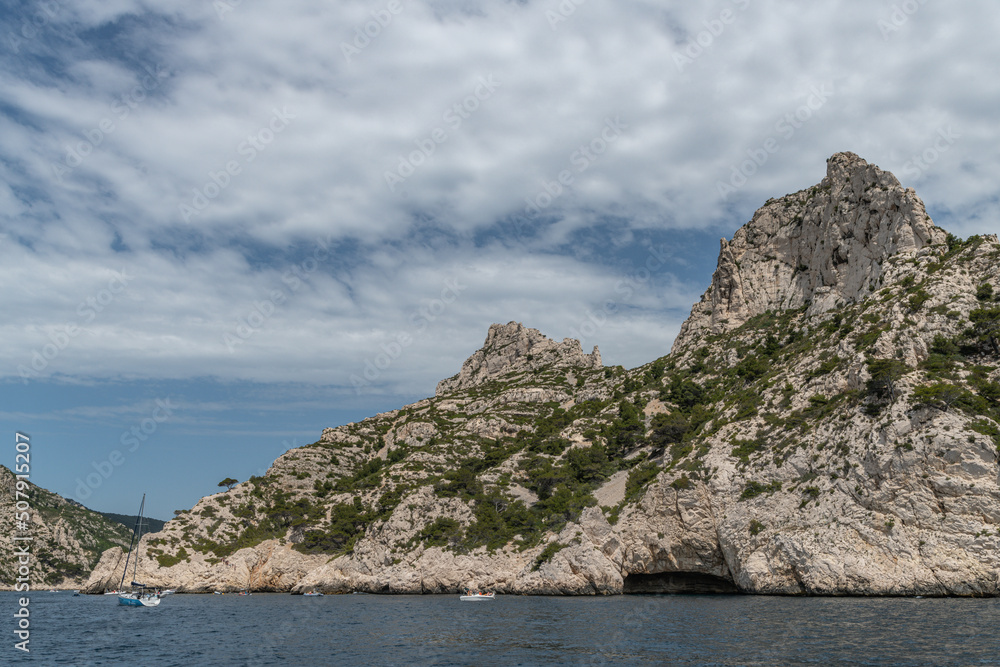Paysage en bord de mer avec les falaises bordant les calanques entre Marseille et Cassis dans le Sud de la France, lieu privilégié de vacances et de voyage