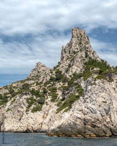 Paysage en bord de mer avec les falaises bordant les calanques entre Marseille et Cassis dans le Sud de la France, lieu privilégié de vacances et de voyage © Bernard