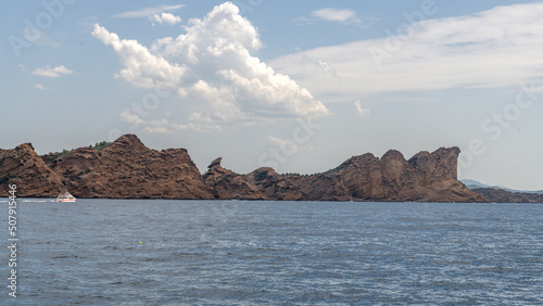 Obraz na płótnie Paysage en bord de mer avec les falaises bordant les calanques entre Marseille e