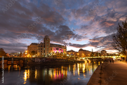 Urania in der bluehour in Wien mit Donaukanal