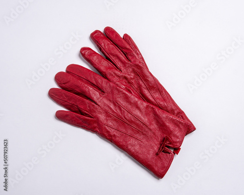 Frauen handschuhe rot freigestellt © Christian