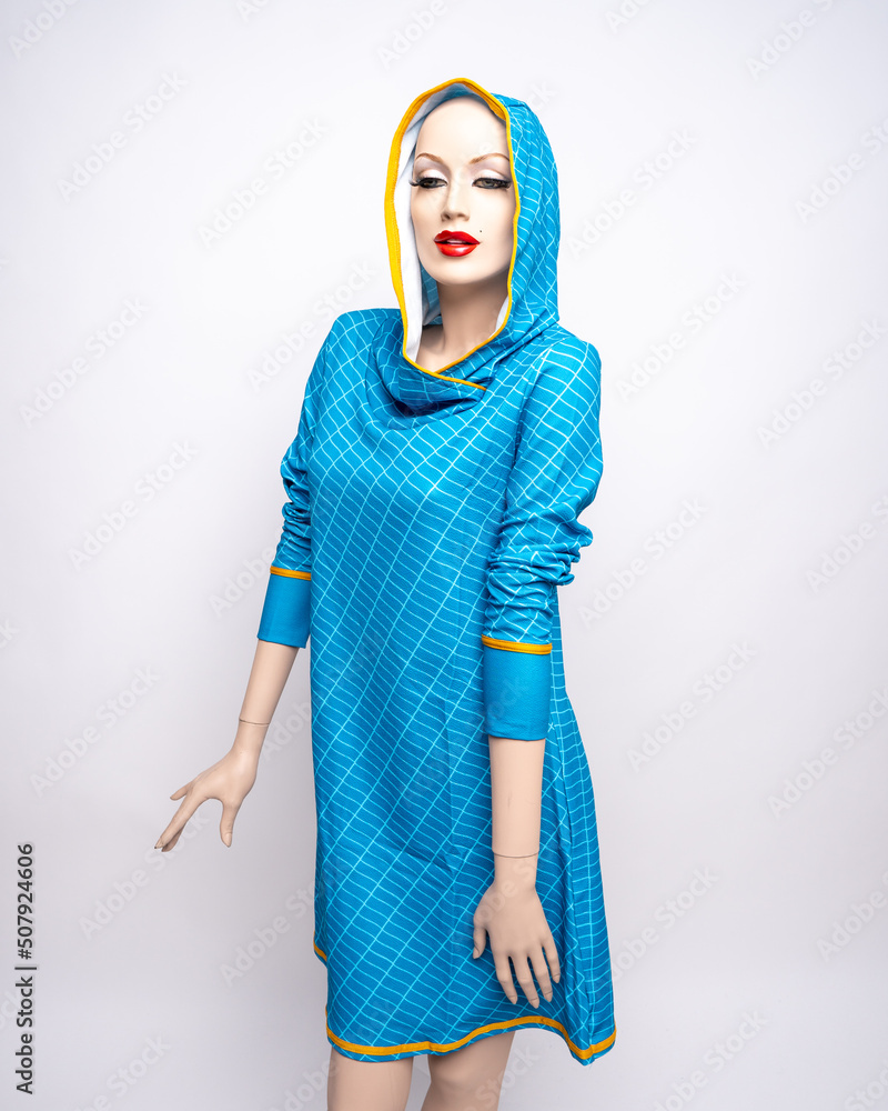 Schaufensterpuppe mit hellblauen kurzen Kleid Schaufensterpuppe mit hellblauen kurzen Kleid