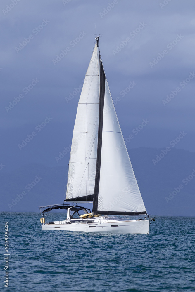 Naklejka premium Sailboat siling in the blue sea.