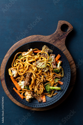 Hot and fresh meat yakisoba with fresh vegetables.