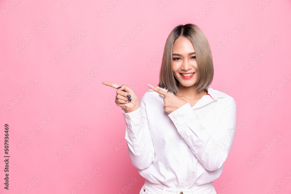 Photo cheerful pretty lady fingers direct side empty space showing shopping banner low prices wear white shirt isolated pastel pink color background Photo cheerful pretty lady fingers direct side empty space showing shopping banner low prices wear white shirt isolated pastel pink color background