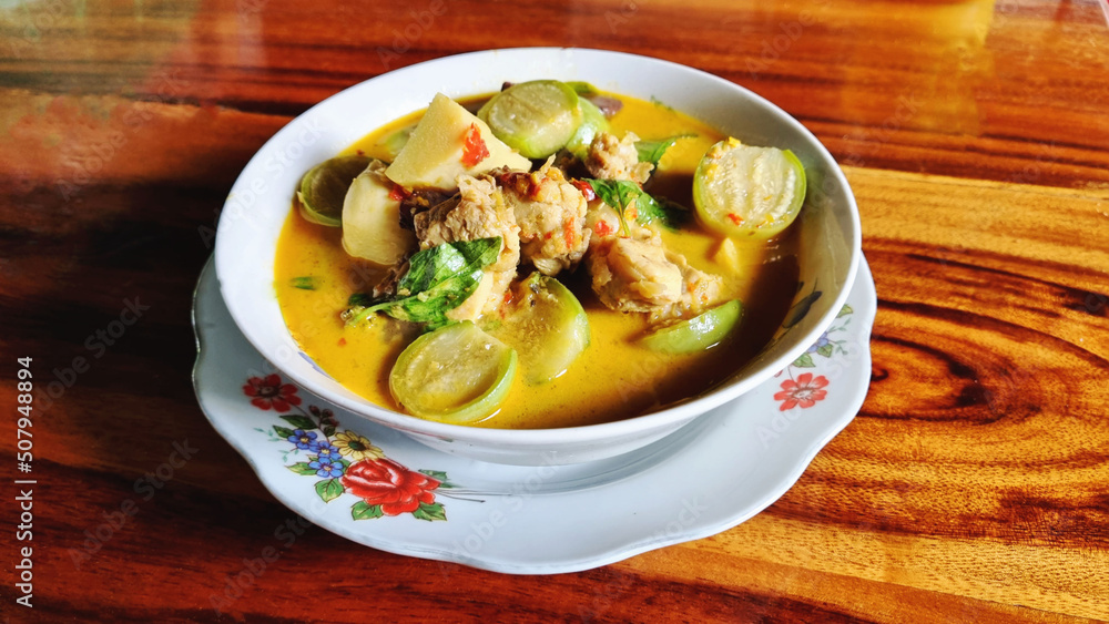 Chicken Green Curry It is an ancient Thai food that is famous all over the world. It is well known to foreigners as Thai Green Curry based on the color of the curry sauce. Stack the porcelain cups on Chicken Green Curry It is an ancient Thai food that is famous all over the world. It is well known to foreigners as Thai Green Curry based on the color of the curry sauce. Stack the porcelain cups on