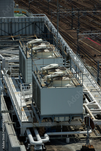 俯瞰で撮影した夏のビルの屋上の冷却設備の様子
