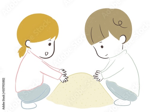 仲良く砂場で遊ぶ男の子と女の子