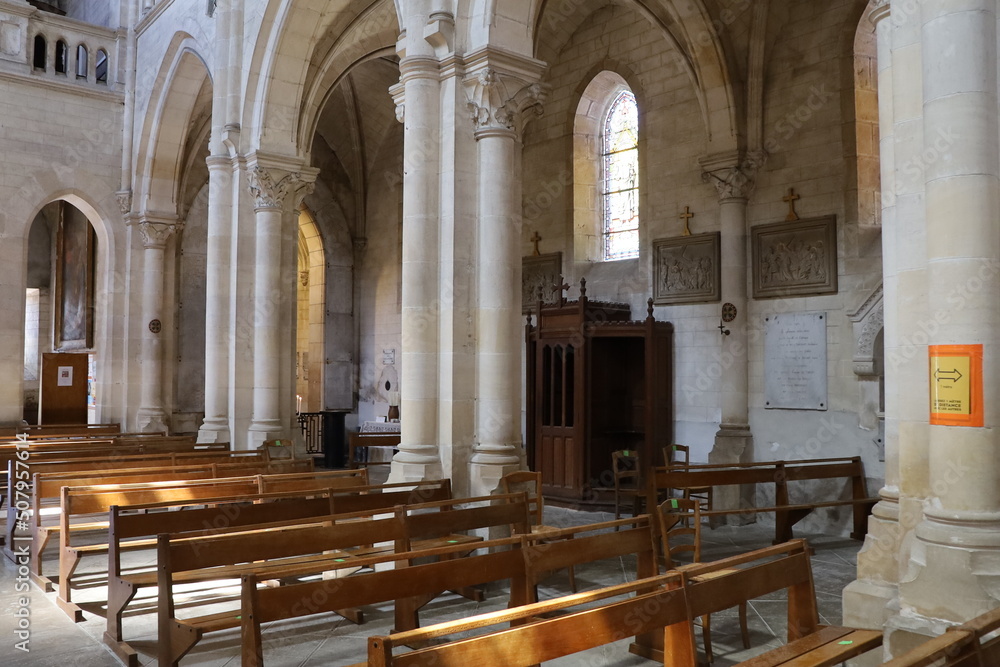 L'église Saint Romain, de style néo gothique, intérieur de l'église, ville de Chateau-Chinon, département de la Nièvre, France