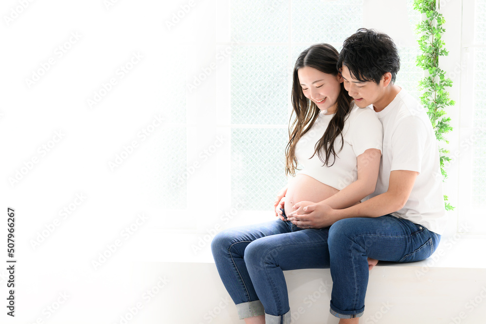 Obraz premium Casual couple maternity photo Sitting 