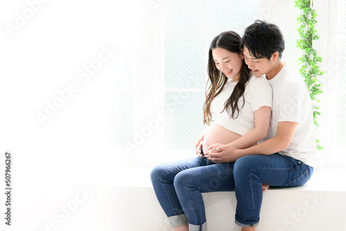 Casual couple maternity photo Sitting
