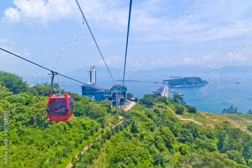 Fotografie Yeosu Maritime Cable Car is the first of its kind in Korea, connecting Dolsan Island and the mainland over the ocean