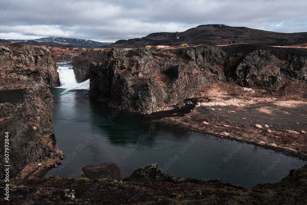 Raue Landschaften auf Island, Wasserfall