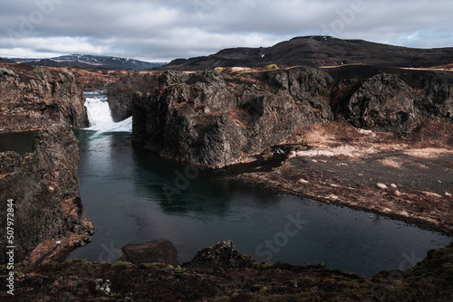 Raue Landschaften auf Island, Wasserfall