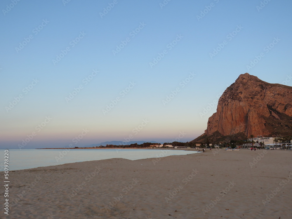 Tramonto sulla spiaggia, San Vito Lo Capo, Trapani, Sicilia, Italia Tramonto sulla spiaggia, San Vito Lo Capo, Trapani, Sicilia, Italia