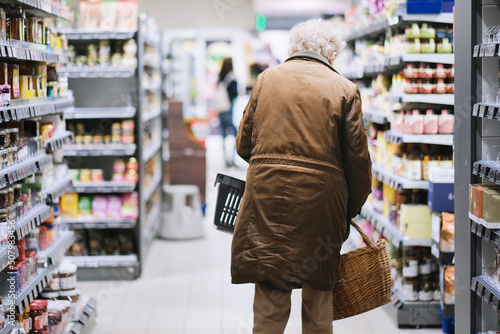 Rentnerin beim Lebensmittel einkaufen in einem Supermarkt während der Inflation